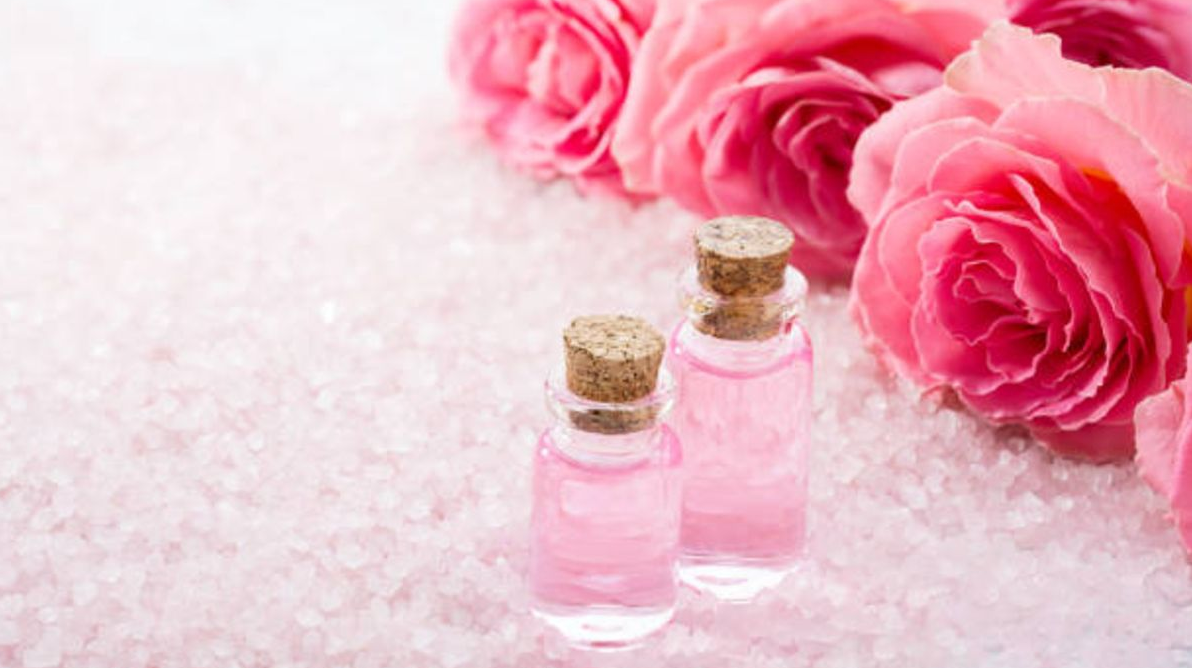 ¡Receta de agua de rosas para alegrar tu rostro en casa!