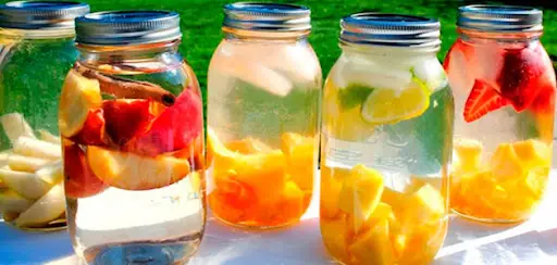 Agua detox de fresa, naranja y menta para tener un vientre plano