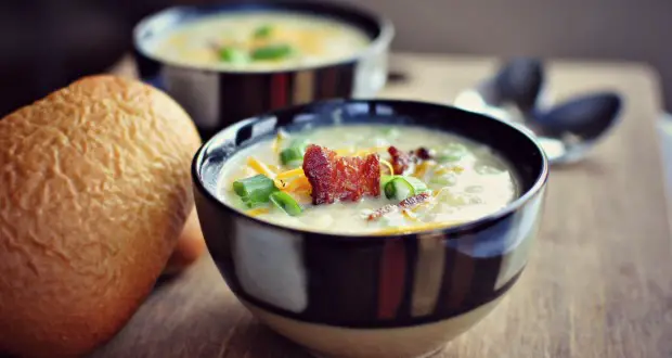Sopa cremosa de patata: disfrute picante y delicioso