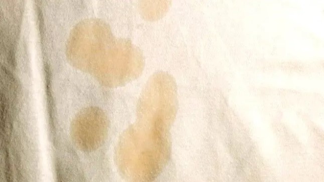 Aprende cómo quitar manchas de aceite de la ropa sin jabón ni cloro