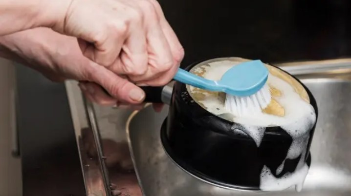 La técnica japonesa para limpiar las ollas quemadas y dejarlas brillantes