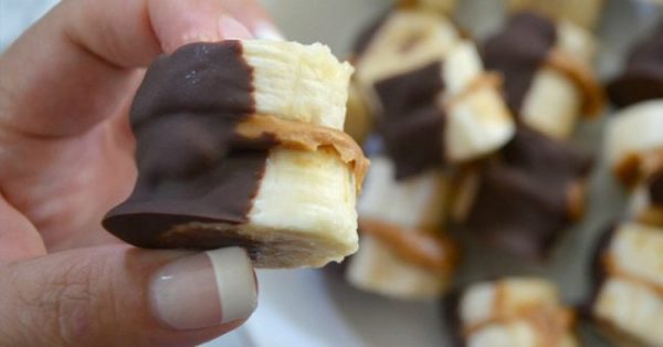 Bocaditos de plátano congelados con mantequilla de maní bañados en chocolate
