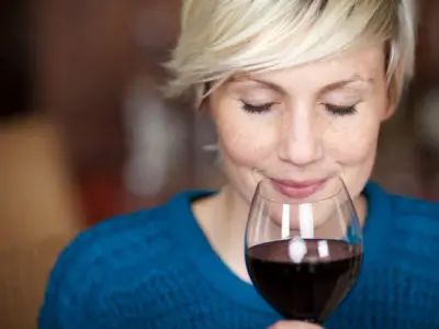 7 beneficios obtenidos al beber vino tinto