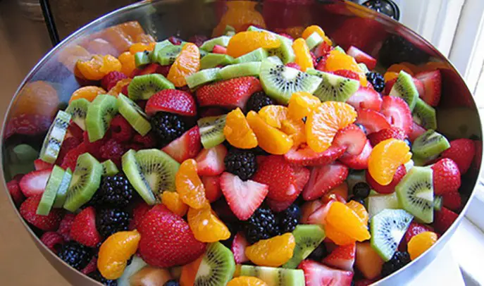 Ensalada de frutas arcoiris con miel y lima