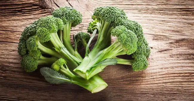 Coma más brócoli (incluidos los tallos): puede ayudar a prevenir ataques cardíacos, estreñimiento y mucho más