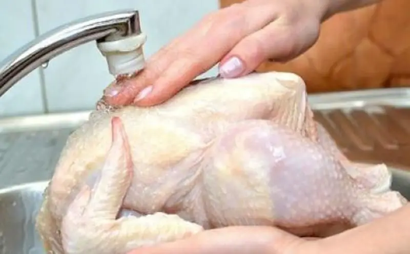 Nunca laves el pollo crudo antes de cocinarlo. He aquí el porqué (y haz esto en su lugar)