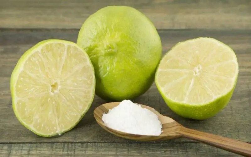 La mitad de un limón mojado en bicarbonato de sodio es increíble lo que puede hacer