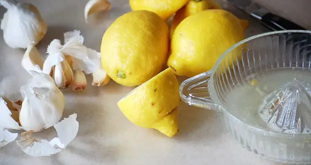 Receta de ajo y limón que deshace la grasa del vientre.